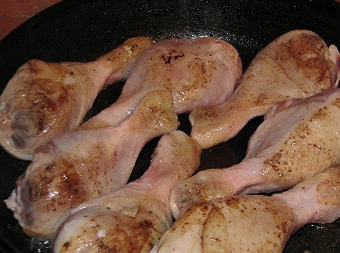 1. Этап. Куриные ножки тушеные в сметане: Обжариваем до красивой румяной корочки со всех сторон.