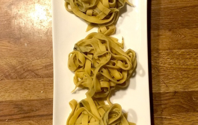 1. Этап. Самодельная паста: 7. Посыпьте поверхность стола или тарелки мукой и выложите пасту. В кастрюле доведите воду до кипения и отправьте в нее пасту, отварите до готовности.