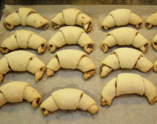 1. Этап. Печенье Рогалики с повидлом: 7. Готовые рогалики выкладываем на подготовленный противень, после чего отправляем в разогретую до 180 градусов духовку на 30 минут.