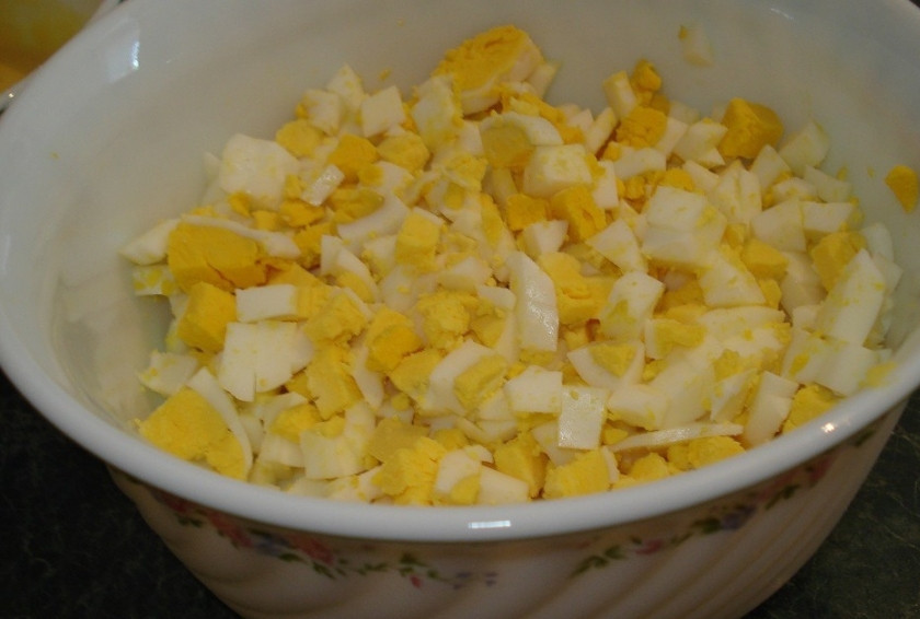 1. Этап. Суп куриный с яйцом: 2. Пока курица варится, можно заняться яйцами. 5 штук отварить вкрутую, остудить и порезать мелкими кубиками. Можно также нарезать четвертинками или натереть на терке.