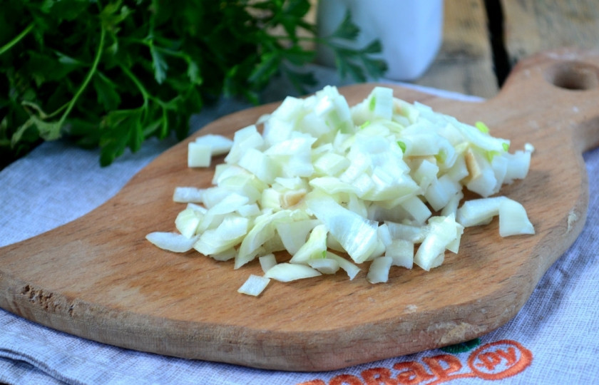 1. Этап. Картофельная запеканка классическая: Луковицу очистите и порубите кубиком.