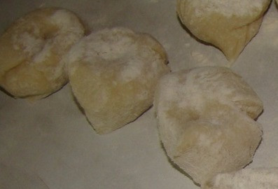 1. Этап. Лепешки с сыром: Разделите тесто на кусочки.