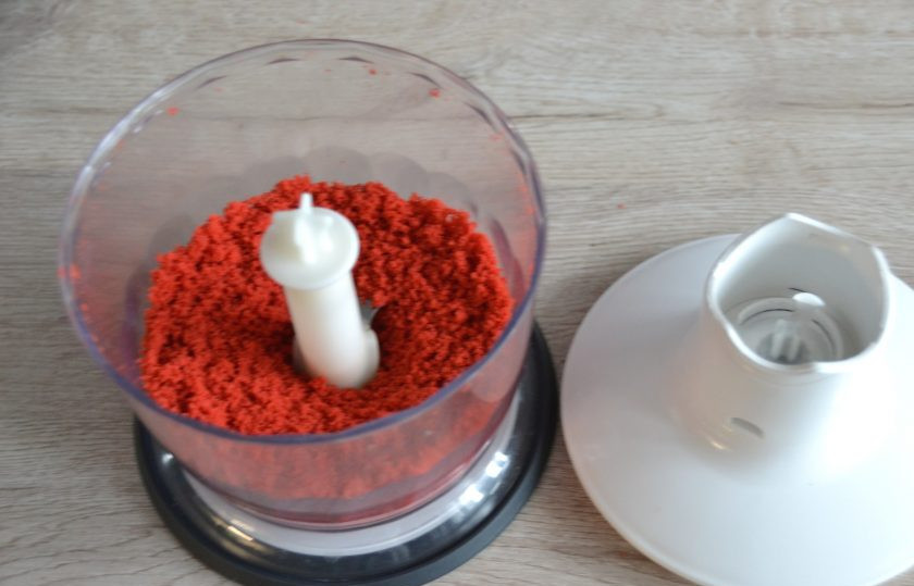 1. Этап. Пирожное Красное и белое: Измельчите до состояния мелкой крошки.