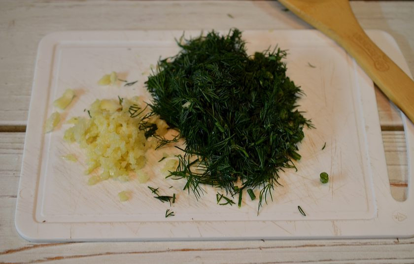 1. Этап. Баклажаны с чесноком на зиму: 4. Укроп и чеснок мелко нарежьте.