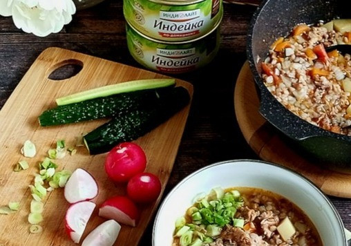 1. Этап. Гречневый суп с тушёнкой Походный: Разливаем по тарелкам. По желанию добавим лук зелёный в тарелку. Пойдут вприкуску овощи.