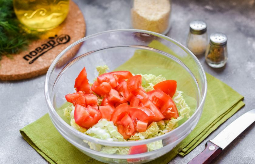 1. Этап. Салат с курицей и пекинской капустой: Помидоры ополосните и просушите, удалите место роста плодоножки. Нарежьте помидоры небольшими кубиками и добавьте в салат.