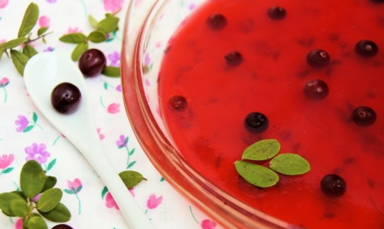 1. Этап. Желе из морса: Когда жидкость остынет, разливаем ее по формам. При желании можно добавить в желе свежие ягоды клюквы, так будет вкуснее. Помещаем формы в холодильник на несколько часов до полного застывания желе.