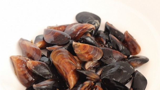 1. Этап. Мидии в створках: 1. Перед приготовлением разморозьте мидии (если нет свежих), внимательно их осмотрите и промойте под проточной водой.