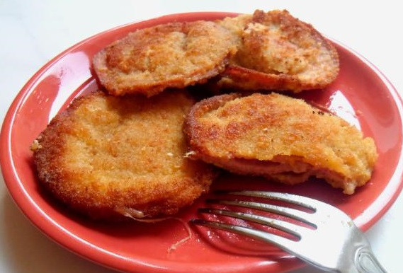 1. Этап. Колбаса в кляре с сыром: 5. Подаем с овощами, любимым соусом, хлебом. Приятного аппетита!