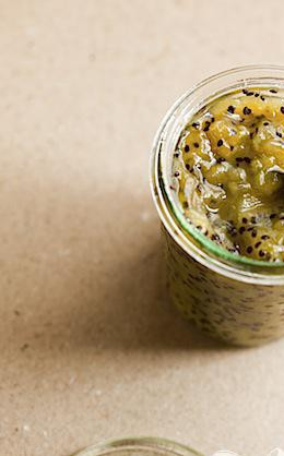 1. Этап. Желе из свежих киви с ревенем: 5. Разлейте по стаканчикам и охладите перед подачей на стол.