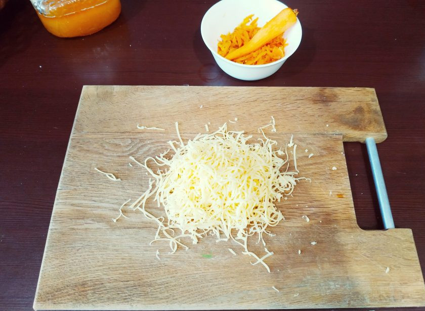 1. Этап. Печеночный кекс: Потрите морковку на терке, а лучше порежьте мелким кубиком. Так пирог будет смотреться наряднее в разрезе. Сыр также натрите.