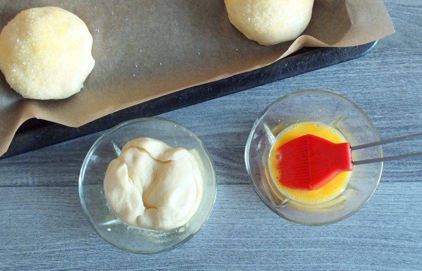 1. Этап. Печенье Румяные щечки: Смажьте верх печенья взбитым яйцом, после окуните в сахар и переложите на противень застеленный пергаментом.