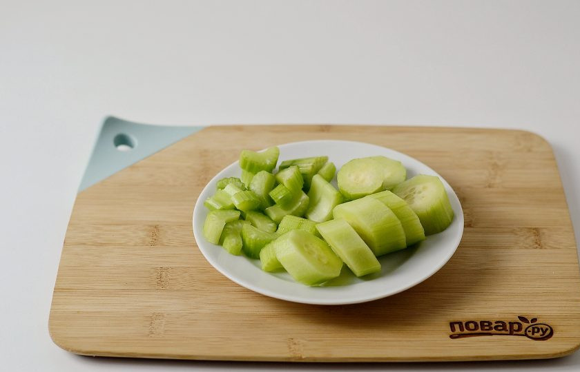 1. Этап. Смузи из овощей: Огурец очистите от кожуры. Нарежьте сельдерей и огурец на ломтики.