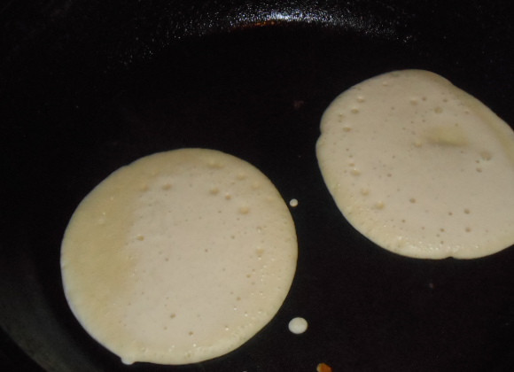 1. Этап. Блинчики с грибами и сыром: Разогреть сковороду,ничем не смазывать,в центр вливаем 2.5 ст.л.теста.Блинчик жарим до тех пор,пока он не покроется дырочками и поверхность будет сухой.