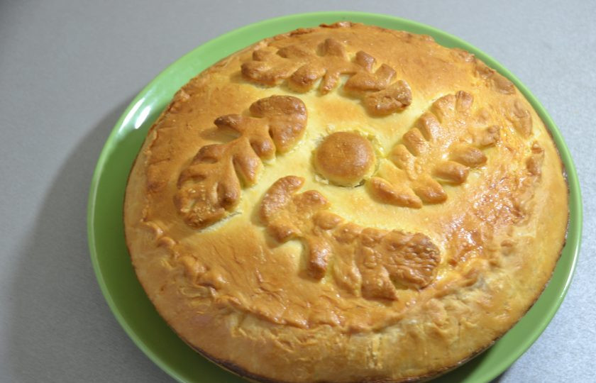 1. Этап. Чувашская хупла: Выложите пирог на блюдо.