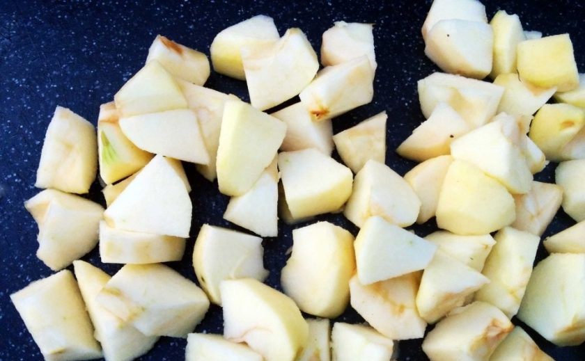 1. Этап. Гусь, тушенный кусочками с яблоками: 5. Квашеную капусту промываю и нарезаю более мелко. Чищу яблоки от кожуры и семян, нарезаю их крупными кубиками.
