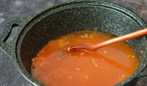 1. Этап. Томатный рис на гарнир: Влейте воду и размешайте хорошенько содержимое казана. Доведите рис до кипения, убавьте огонь до среднего и накройте казан крышкой. Варите рис примерно 15-20 минут на среднем огне. Периодически помешивайте рис, чтобы он не подгорел.