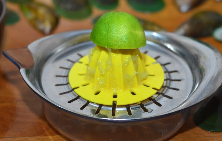 1. Этап. Мидии с сыром: Вымойте и обсушите лайм. Разрежьте его на две половины, из каждой выдавите сок. Если лайма под рукой не оказалось, то вас выручит самый обыкновенный лимон небольшого размера.