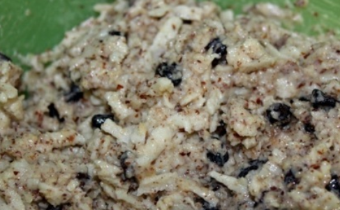 1. Этап. Круассаны из творожного теста: Перемешайте яблоки с молотыми орехами, изюмом, сливками, корицей и сахаром.