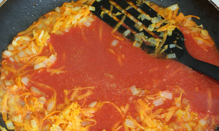 1. Этап. Борщ на курином бульоне: Вливаем томатный сок, тушим все вместе 10 минут.