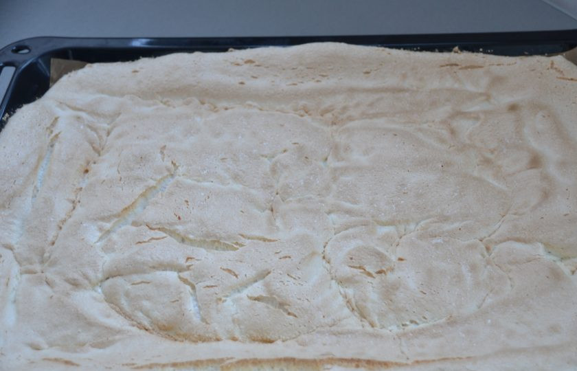1. Этап. Меренговый рулет с маскарпоне: Готовую меренгу накройте еще одним листом для выпечки.