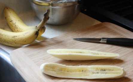 1. Этап. Бананы в кляре простые: 3. Очистите бананы и каждый разрежьте на две части, затем каждую половинку — еще на 2 части поперек.