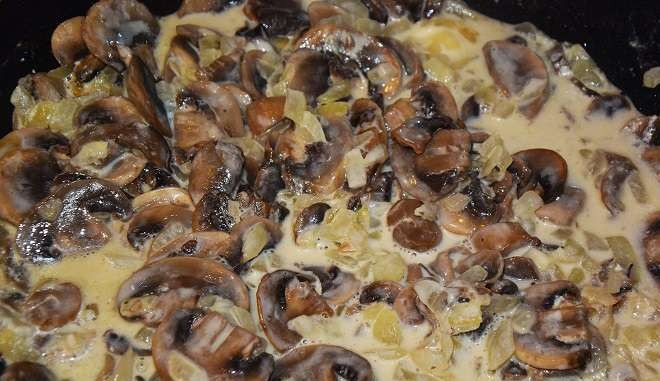 1. Этап. Жульен грибной со сметаной: Потом добавьте к готовым ингредиентам сметану, соль и перец. Всё перемешайте.