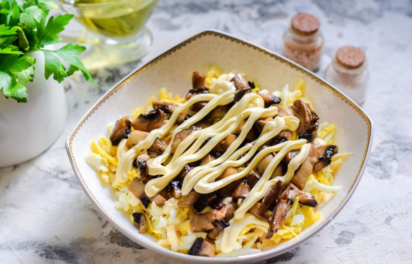 1. Этап. Салат Чикаго с копченой грудкой: Далее выложите грибы, смажьте майонезом.