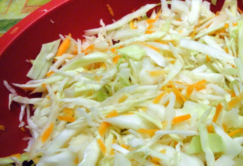 1. Этап. Маринованная капуста без лука: 1. Измельчим капусту и морковку, добавим также чеснок, пропущенный через пресс, и перемешаем. Выкладываем на дно чистой банки.