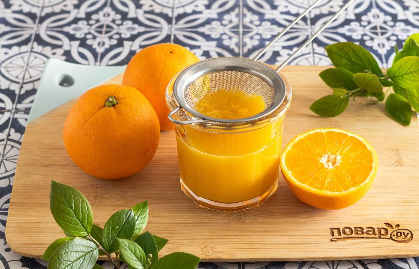 1. Этап. Апельсиновый коктейль с водкой: Процедите апельсиновый сок в стакан.