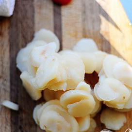 1. Этап. Индейка и салат-латук: Слейте воду с каштанов.