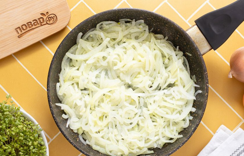 1. Этап. Лук глазированный: После убавьте температуру и продолжайте готовить лук, постоянно помешивая. Лук не должен гореть и прилипать ко дну, если такое начинает происходить, то убавьте температуру и добавьте немного воды.