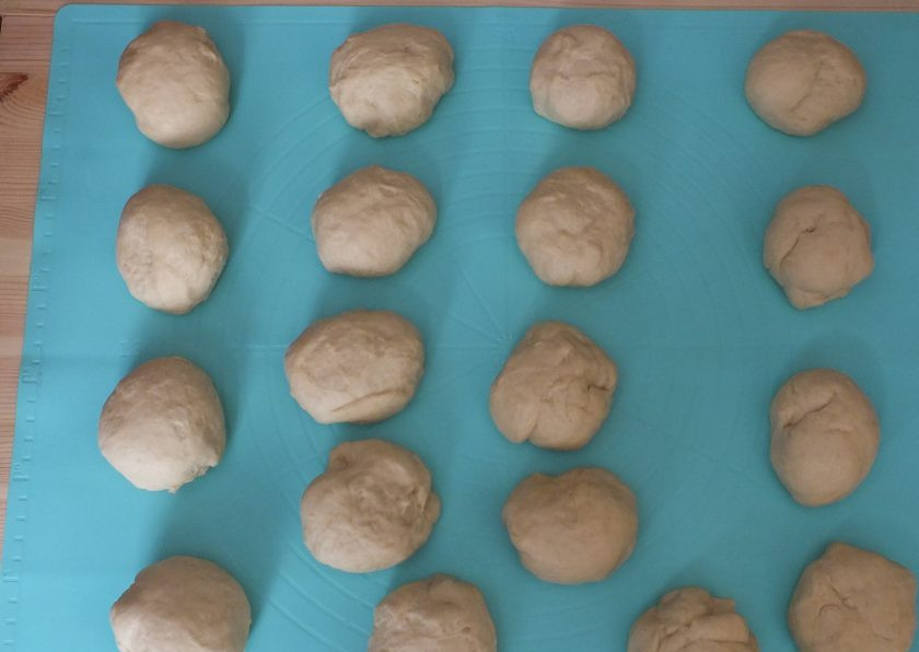 1. Этап. Кабартма: Тесто поделите на равные кусочки весом по 80 грамм (или на 17 частей). Скатайте шарики.