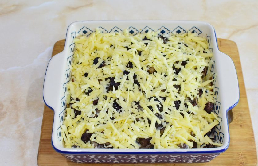 1. Этап. Телятина по-Орловски: Затем посыпьте все тертым сыром и оставьте в духовке еще на 10-15 минут.