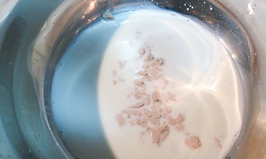 1. Этап. Беляши Советские: 1. Подогрейте молоко, но не кипятите его, всыпьте дрожжи и сахарный песок, размешайте и оставьте на 10-15 минут.