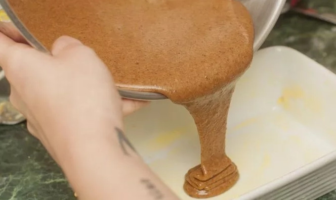 1. Этап. Кекс на кефире без яиц: 3. Добавим кефир и перемешаем. Вот такое получается гладкое тесто. Выливаем его в форму, при желании добавим орешки или кусочки шоколада — по вкусу. Запекаем 25 минут при 180 градусах.