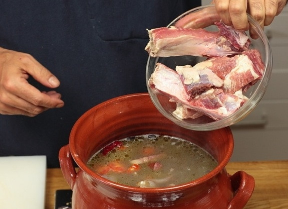 1. Этап. Фейжоада: Добавляем ребрышки, соль и перец. Ставим на огонь и тушим до полной готовности фасоли и мясных ингредиентов.