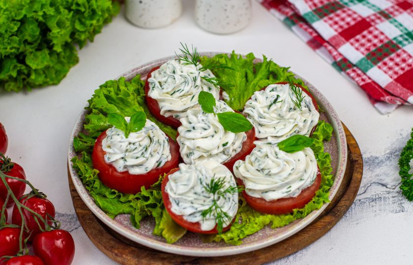 1. Этап. Помидоры с творожным сыром и чесноком: Украсьте листиками базилика и укропа.