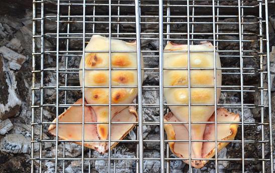 1. Этап. Фаршированный кальмар на гриле: Как только они подрумянились с обеих сторон, снимайте с огня.