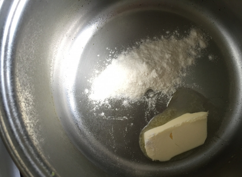 1. Этап. Суп грибной на курином бульоне: 5. В отдельной кастрюле растопите сливочное масло, обжарьте в нём пшеничную муку в течение минуты, а затем добавьте туда сливки.