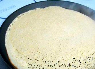 1. Этап. Блины гречневые постные: Ну, вот, через 4 часа можно выпекать блины. Нагреваем сковородку. Желательно делать это хотя бы на двух, так получается ровно в два раза быстрее. Выливаем половник под углом на сковороду. Появляются пузырики. Это работают дрожжи. Обжариваем блины с двух сторон до румяности.