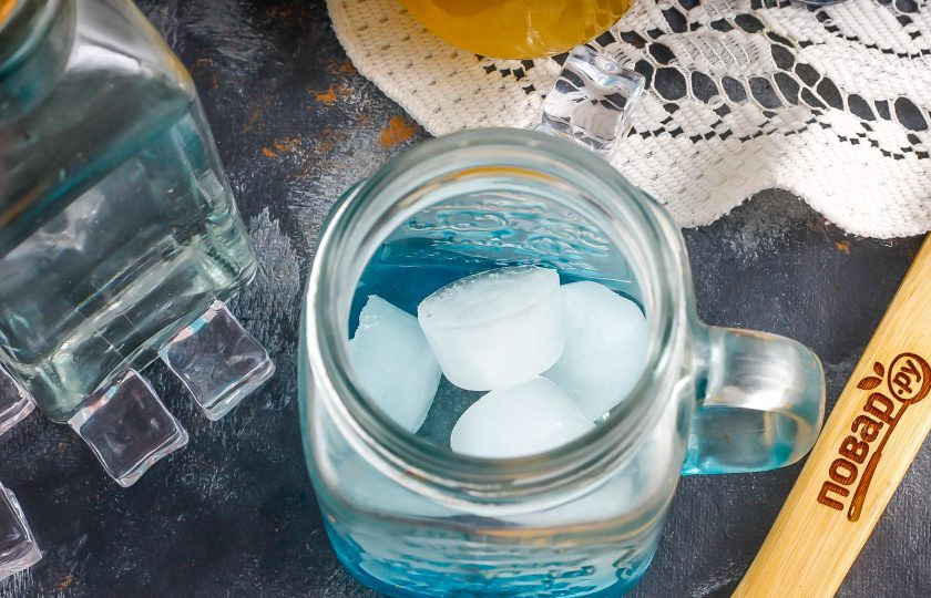 1. Этап. Коктейль Голубые гавайи: В шейкер или коктейльную банку высыпьте лед в кубиках.