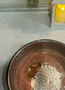 1. Этап. Печеночный рулет Две начинки: Добавить молоко, специи, соль, муку, оливковое масло, перемешать все с помощью блендера, либо венчиком. Печеночная масса должна получится жидкой, не тугой.