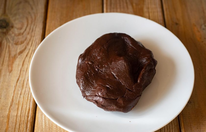 1. Этап. Конфеты из сгущённого молока и какао: В итоге у вас должна получиться пластичная, как пластилин, масса, с которой уже удобно будет работать руками.