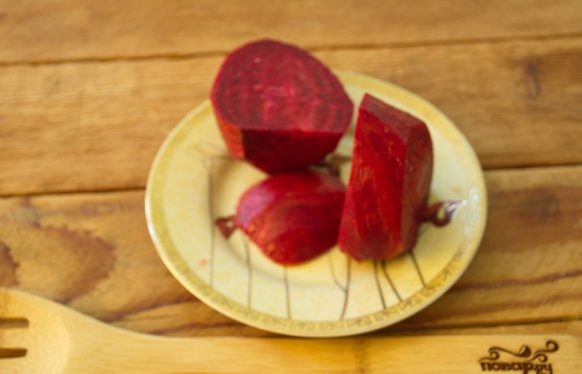 1. Этап. Маринованная капуста по-корейски: Свеклу нужно очистить от шкурки. Нарежьте ее соломкой или небольшими кружками. Лучше резать соломкой. Тогда свекла скорее отдаст свой сок, вкус и цвет и капуста лучше окрасится.