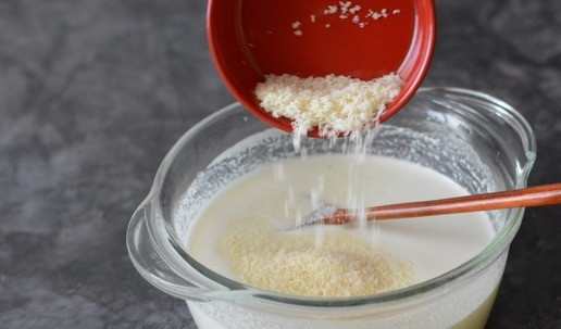 1. Этап. Творожно-кокосовый пудинг с рисовой полентой: Всыпьте кокосовую стружку.