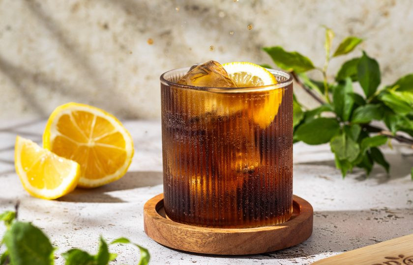 1. Этап. Коктейль водка с колой: Перед подачей добавьте дольку лимона. Коктейль водка с колой готов.