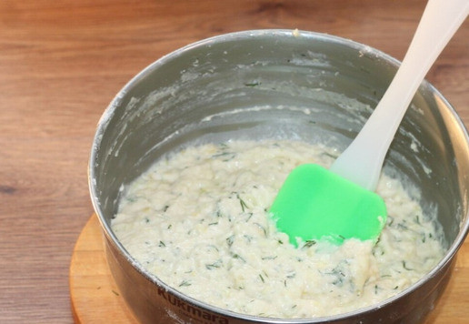 1. Этап. Сырные булочки с добавлением кабачка: 9. Замешиваем густое тесто. Смотрите видео!