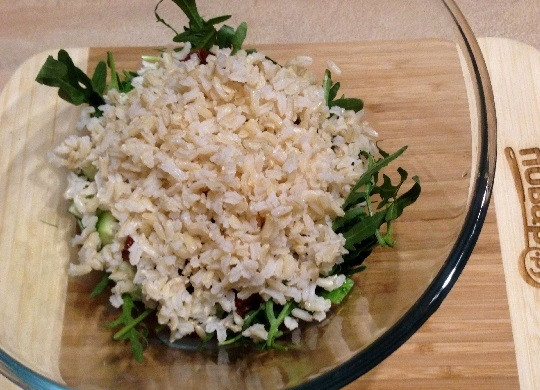 1. Этап. Салат из рукколы с рисом, огурцом и вялеными помидорами: 5. И добавляем отваренный заранее рис. У меня рис нешлифованный, он очень подходит для этого салата. Рис можно добавлять холодным, а можно и теплым.