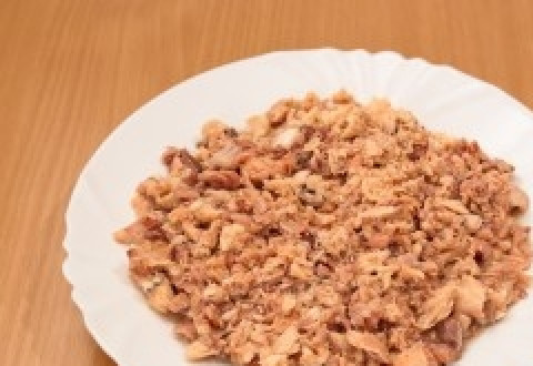 1. Этап. Суп из консервированной горбуши: Консервы разминаем вилкой, сок при этом не сливаем.